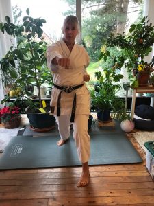 Heide Bahrs im Karate-Home-Office