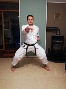 Olgert Derksen beim Karateunterricht vor dem Ofen